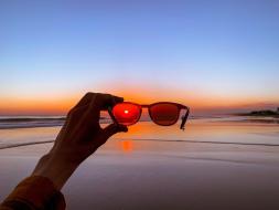 Πώς θα καταλάβετε αν τα γυαλιά ηλίου σας είναι πολωμένα;